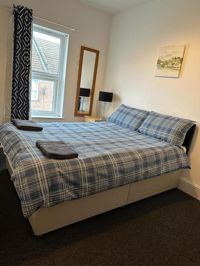 Luton Home Near Airport Private & Shared Bathroom Option Exterior foto