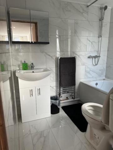 Luton Home Near Airport Private & Shared Bathroom Option Exterior foto