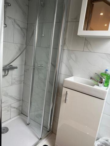 Luton Home Near Airport Private & Shared Bathroom Option Exterior foto