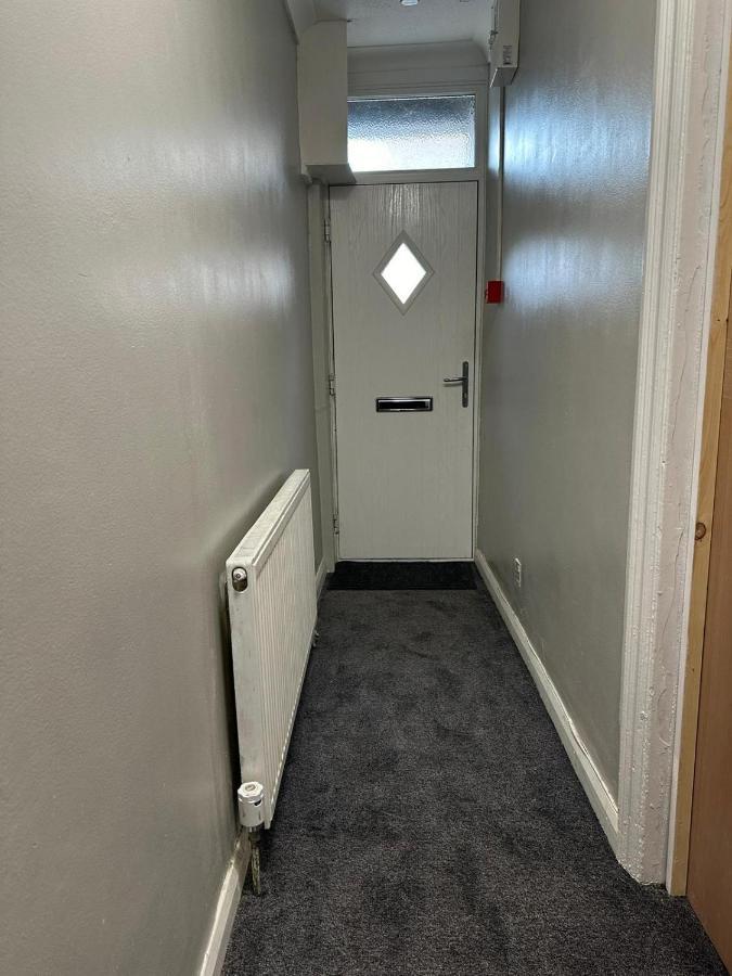 Luton Home Near Airport Private & Shared Bathroom Option Exterior foto