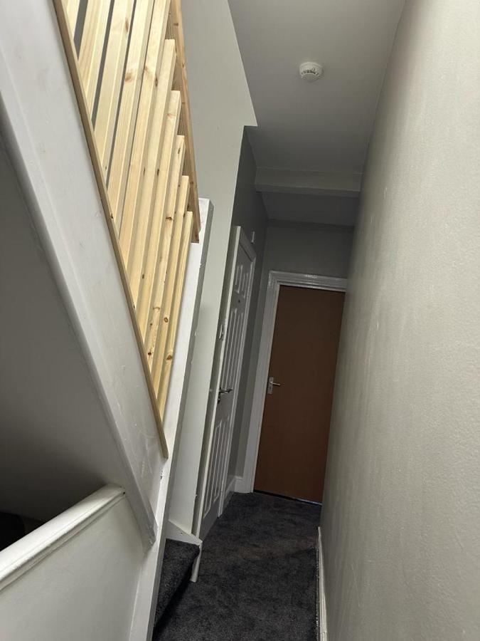 Luton Home Near Airport Private & Shared Bathroom Option Exterior foto