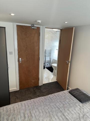 Luton Home Near Airport Private & Shared Bathroom Option Exterior foto