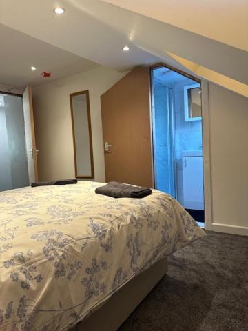 Luton Home Near Airport Private & Shared Bathroom Option Exterior foto