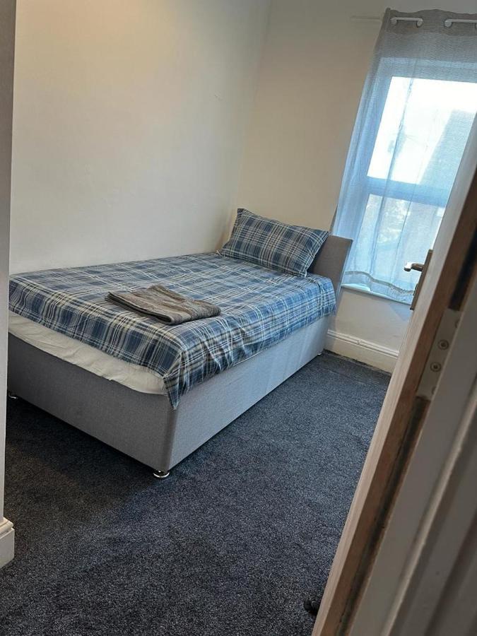 Luton Home Near Airport Private & Shared Bathroom Option Exterior foto